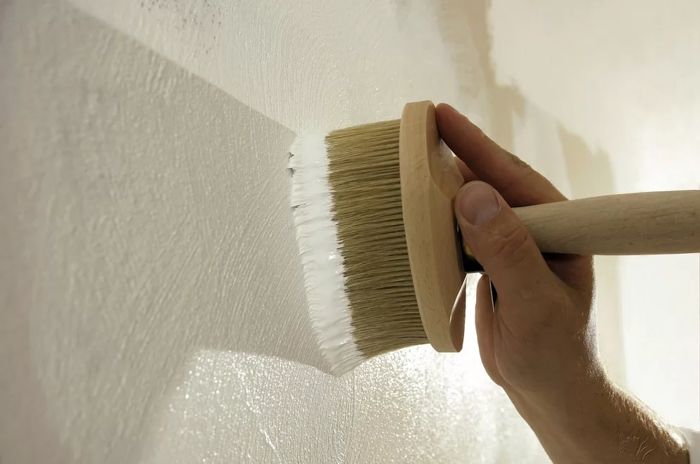 Как использовать известковую краску для покраски стен